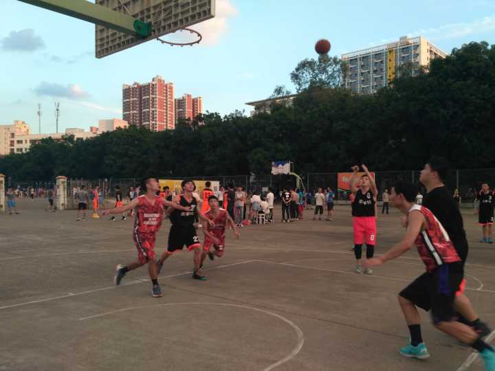 我院17级新生杯篮球赛半决赛在东体育场开赛