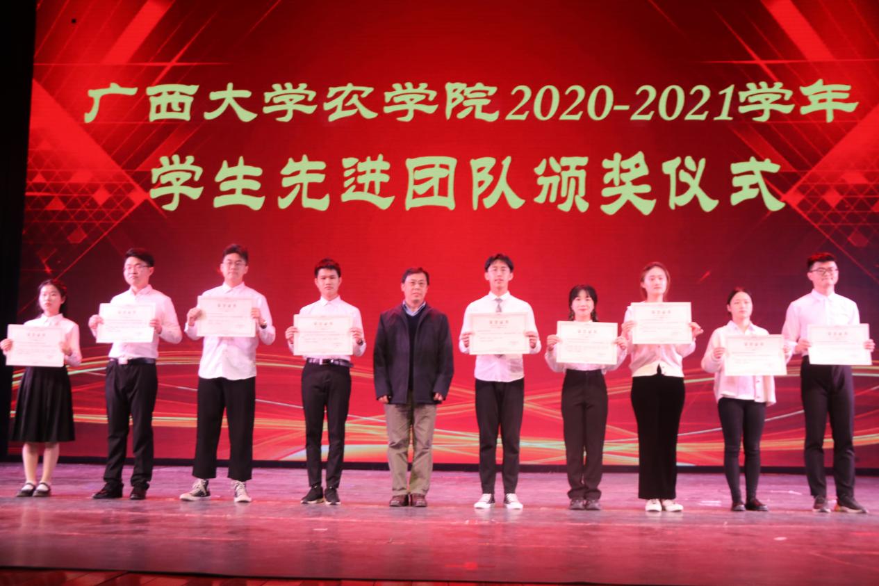 对这一年进行了总结,表达了对建党百年华诞的祝福,向得到表彰的学生