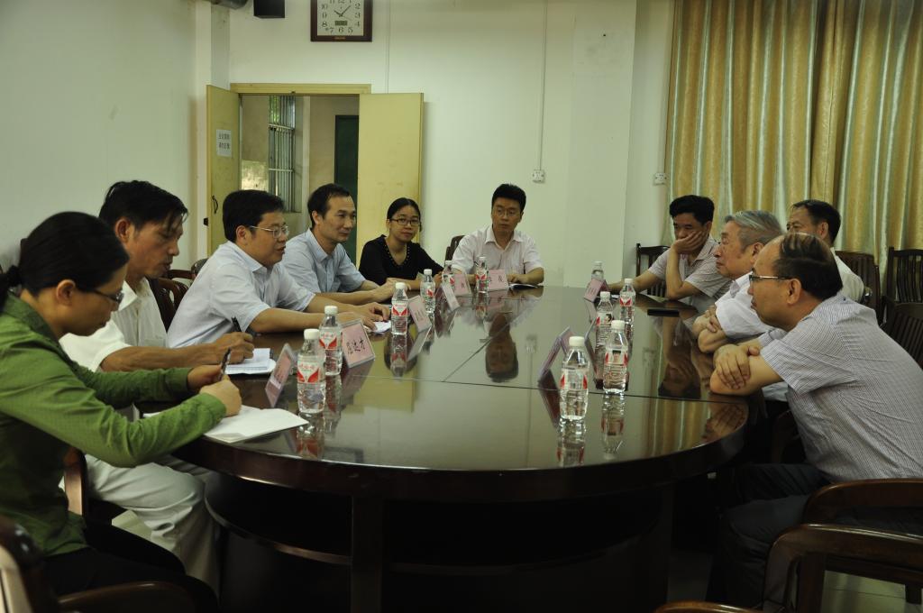 向仲怀院士来我校蚕学专业考察指导-广西大学