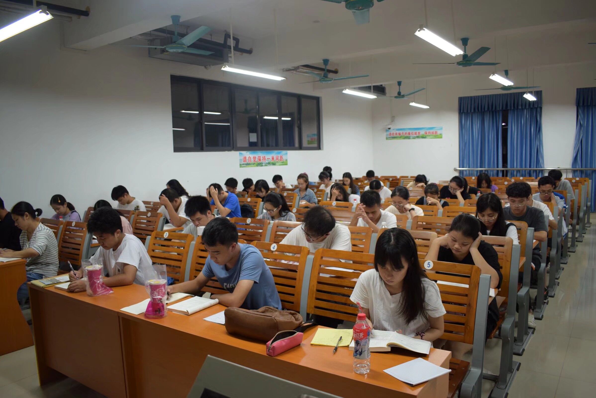 同学们认真学习同学们认真学习同学们有序离开教室